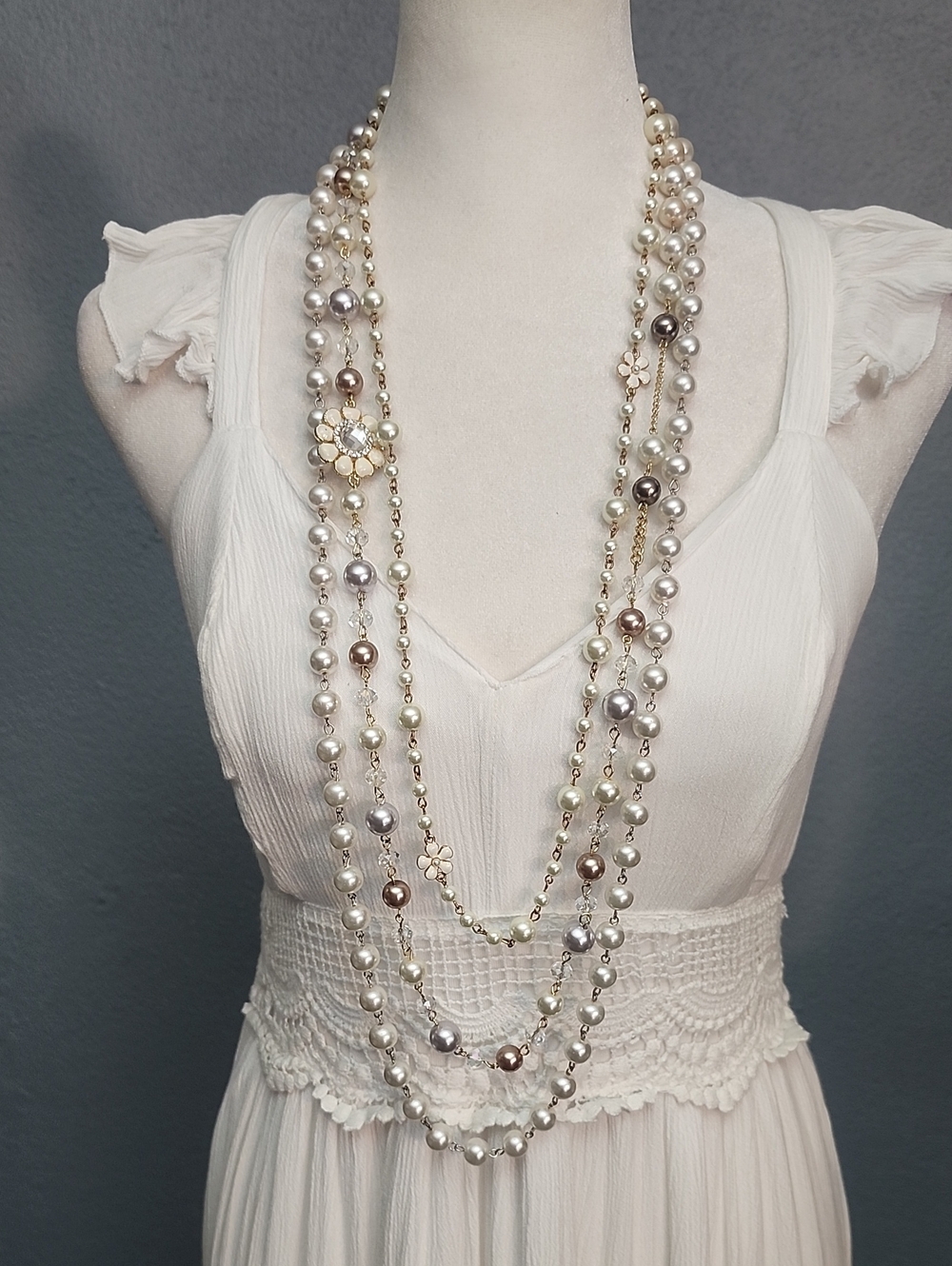 Necklace-White floral and pearl on gold